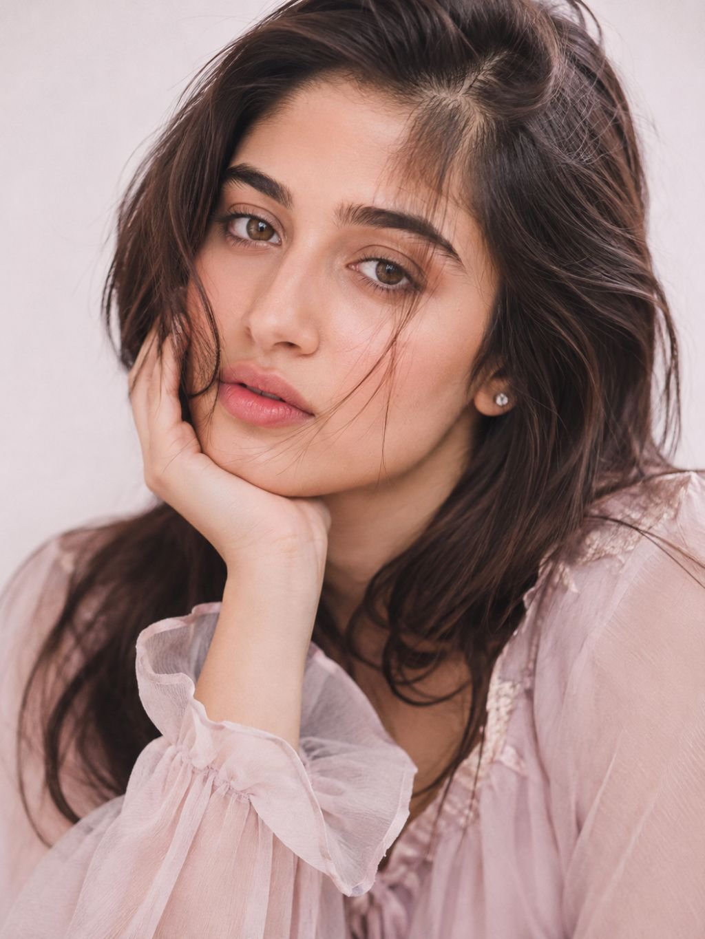 Soft beauty portrait prompt result with catchlights and pastel background